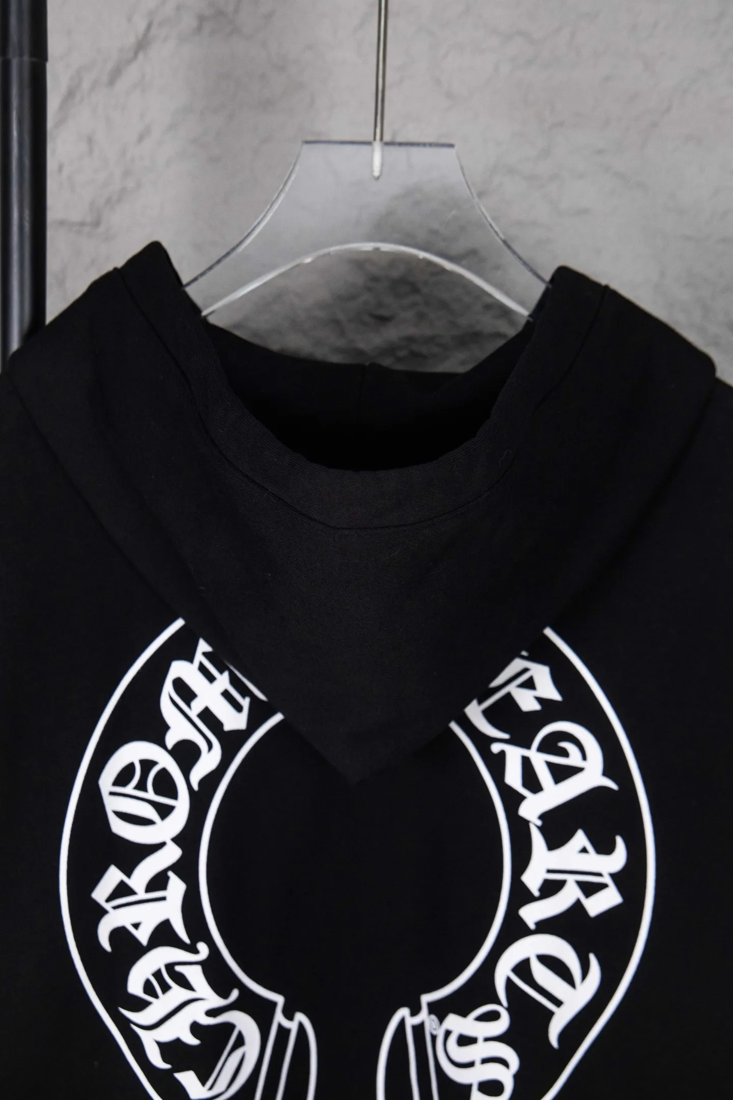 P310 ChromeHearts 25 early autumn floral arm horseshoe hooded sweatshirt Sanskrit letter rattan flower cross horseshoe hooded sweatshirt The fabric is made of 440g pure cotton terry with matching threads Imported printing Original custom-made Hardware Color: Black Size: S-XL